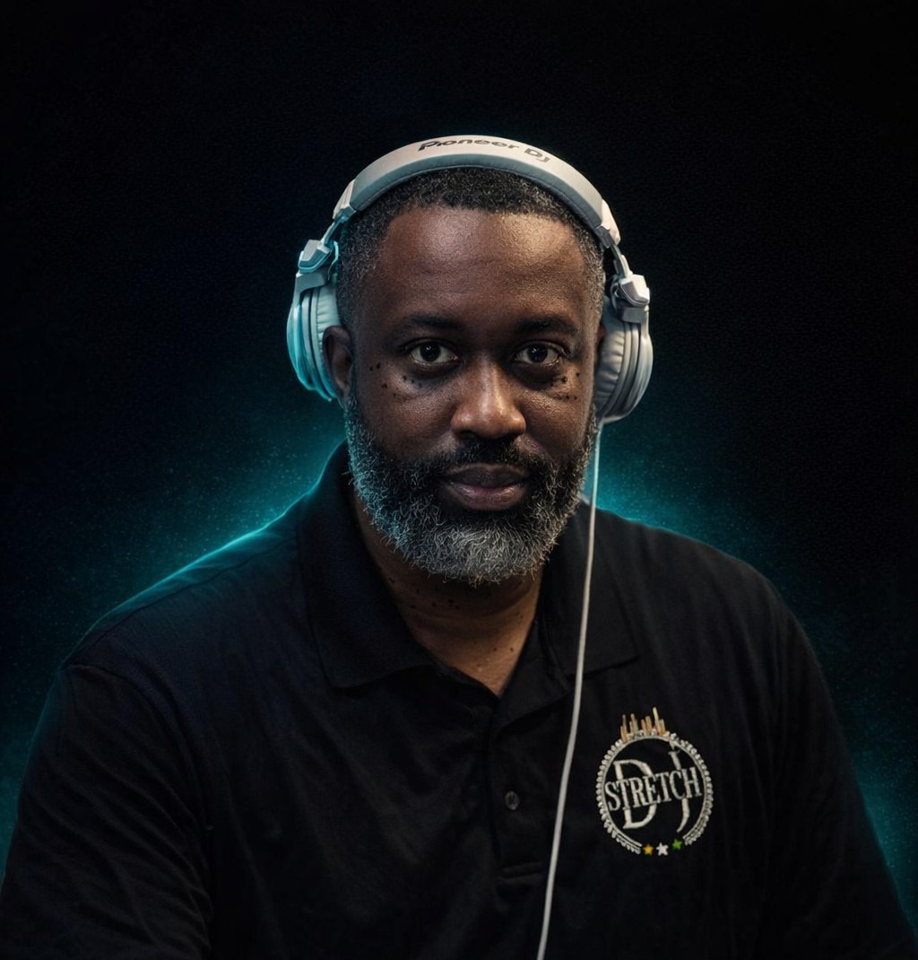 DJ Stretch performing